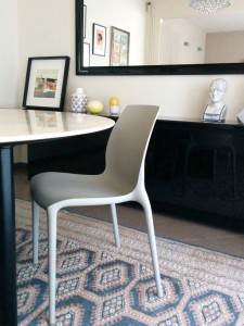 Silla plástico de colores de diseño Silla en plástico de colores de diseño